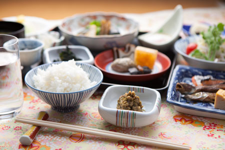 新鮮な春の風味を、炊きたてのご飯にのせて