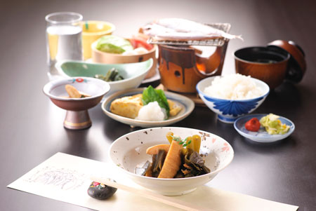 琥珀色に染まった筍を、とろける昆布とともに